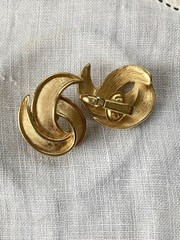 Vintage Signed Crown Trifari Brushed Goldtone Leaf Clip Earrings!