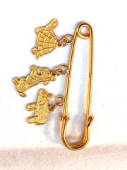 Vintage Gold Tone Brooch w/ Dangle Animal Charms Turtle Goat Elephant Good Cond.