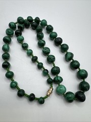 BEAUTIFUL VINTAGE GRADUATING IN SIZE MALACHITE BEADED NECKLACE 22″ INCHES