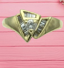 14kt 0.40ctw Diamond Engagement Ring , Extremely Rare Find.