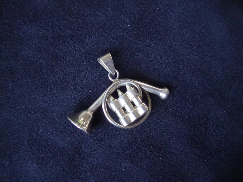 VINTAGE STERLING SILVER STAMPED 925 FRENCH HORN 3 DIMENSIONAL/FIGURAL PENDANT