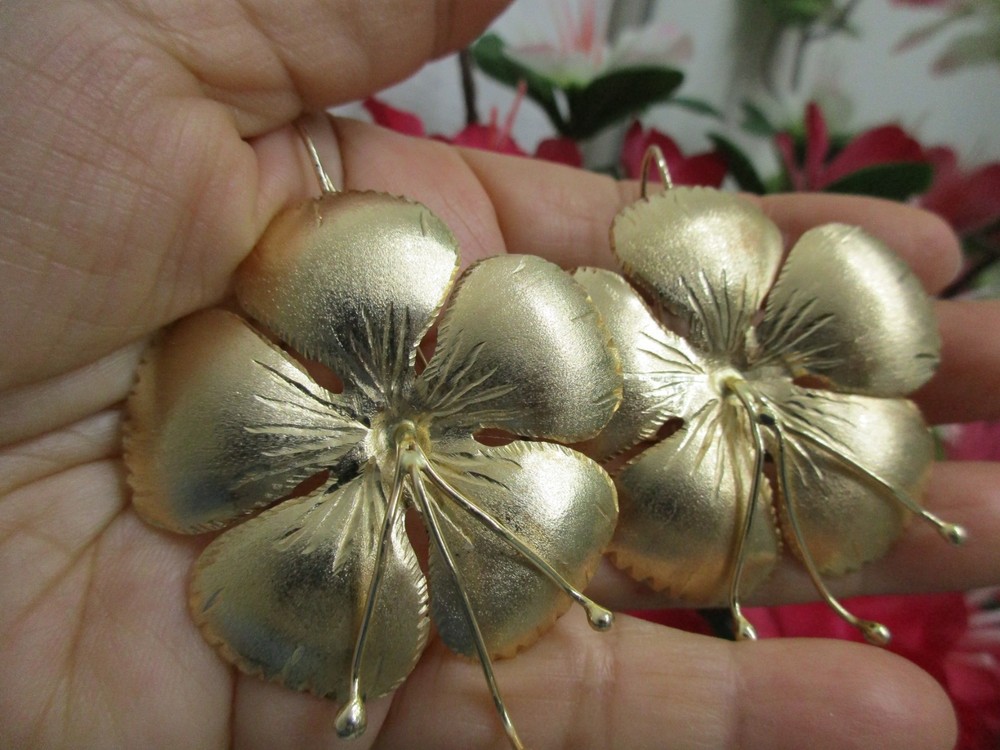 Vtg 80s Runway Couture Large Gold Tone Metal Earrings Daysy Flush Flower