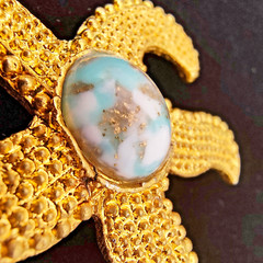 Vintage Starfish Brooch Pin Gold Tone Faux Turquoise Cabochon Textured 1.5 in