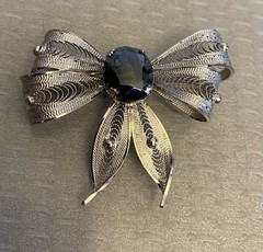 Vintage Sorrento Sterling Silver Filigree Ribbon Bow Brooch Hematite Gemstone