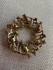 Gorgeous signed Monet multi colored jewel on open wreath goldtone