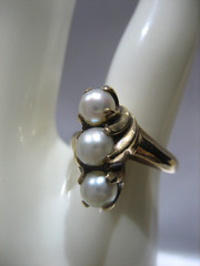VINTAGE 10K YELLOW GOLD THREE PEARL RING SIZE 3.5