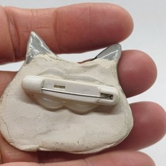 Vintage Handmade Clay Painted Cat Brooch Grey White Green Eyed Tabby 1 3/4″