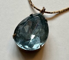 VINTAGE BLUE AQUAMARINE COLOR TEAR DROP GLASS PENDANT 1 1/4″ necklace 24″ vtg BR