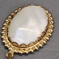 Vintage Mother of Pearl Pendant Necklace Oval White Gold Tone Cable Chain 17″