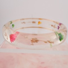 VTG 1960’s Clear Lucite Resin Dried Multicolor Flower 7 3/4″ Bangle Bracelet