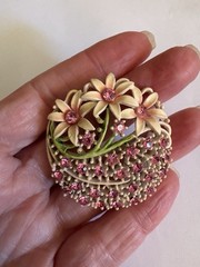 GORGEOUS VINTAGE PINK ENAMEL FLOWER BASKET BROOCH W/ PNK RHINESTONES