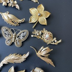Vintage 19 Pc Brooch Lot Gold Tone Flower Butterfly Bow Feather Bug Nature