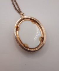 Vintage White Oval Cameo Pendant Gold Tone Chain Necklace 23″