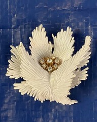 Preowned “CROWN TRIFARI”Brooch White Enamel 7 Rhinestones Check Pictures