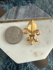 VTG RARE KARL LAGERFELD ART DeCo GoLDToNe MaTTe “Fleur d lis” PiN