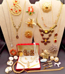 VINTAGE JEWELRY LOT Many Signed Necklaces Brooches Earrings & Bracelets (L2)
