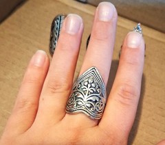 ***SHIPS FREE ~~ 1980’s Chunky Medal Elastic back size 7 Ring.