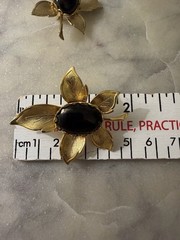 * Vintage Gold Tone Textured Leaf Brooch Pin Set (2) Black Stone Oval Cabochon