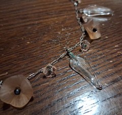 Vintage New York “Gold Dust” Glass Flower & Leaf Necklace REPAIRED See Pics/Desc