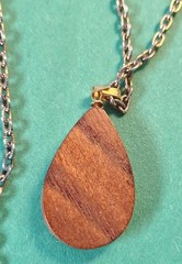 Vintage Inlaid MOTHER OF PEARL & WOODEN Pendant And Necklace in Gold Tone