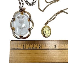 Vtg Lot Of 2 Pendant Necklaces Lucite Intaglio Tulip And Lady Remington Locket