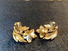 Vintage 1992 AVON Silver Tone Christmas Poinsettia Brooch and Earrings Set