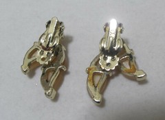 Vtg Creamy Beige Leaves Moonglow Thermoset Lucite Gold Tone Clip Earrings