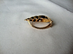 VTG 1970s SCALLOPED CONCH SHELL GOLD TONE HINGED W/SAFETY CATCH DRESS/SCARF CLIP