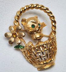 VINTAGE GOLD CROWN Kitten/Cat Rhinestone Gold Tone Brooch Flower Basket Trembler