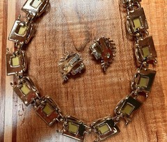 CORO Vintage Green & Gold-tone Thermaset Necklace Choker With Earrings Signed