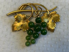 Vtg Gold Filled Krementz Grape Cluster Brooch 7.48g Jewelry Jade Look Stones Pin