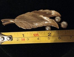Vintage Gold Tone Leaf Brooch with Faux Pearls – Mid Century Elegant Costume…