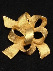 RARE 1950s TONA Textured Diamond Cut 3D Bow Design Brooch