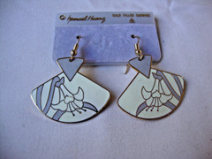 VINTAGE SAMUEL HUANG DESIGNER CLOISONNE ART NOUVEAU IRIS GRAY CREAM EARRINGS