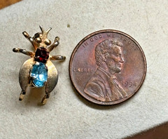 17mm TINY gold tone FLY INSECT Flying BUG Pin Brooch Lapel Blue Red RHINESTONE