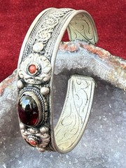 Antique Almandine Garnet 3.5cts Oval Cabochon Biedermeier Bracelet Silver&Corals