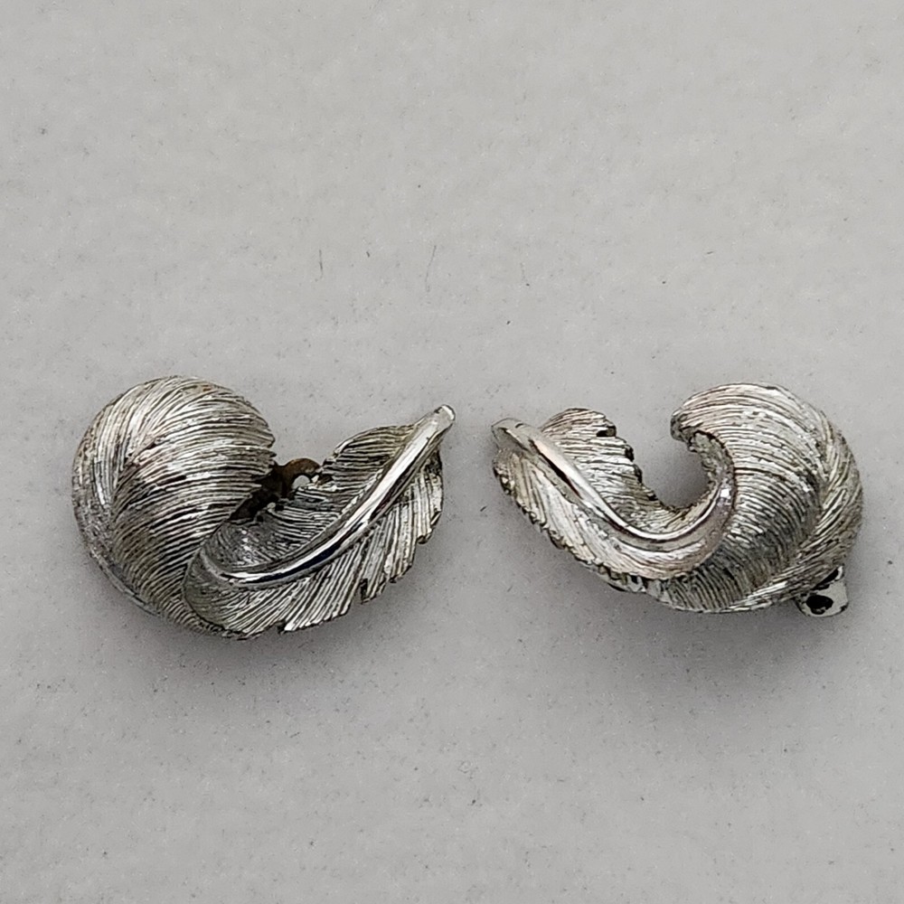 Vintage 1970s LISNER Floating Silver Tone Feather Clip On Earrings FORMAL RETRO