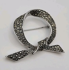 Vintage Pave Markasite Rhinestone Silver Tone Bow Tie Loop Q Retro Brooch Pin