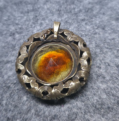 Vintage Art Noveau/Victorian Style Amber Glass Pendant Bronze/Brass Tone