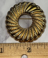 Vintage Monet Gold Tone Round Wreath Brooch Pin Jewelry JMS-19