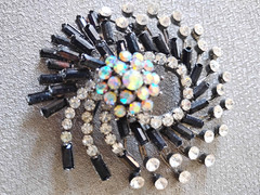 UNSIGNED VTG 1970’S SWIRL RHINESTONES AB CRYSTALS-BROOCH PIN-JAPANED FINISH