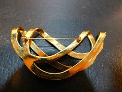 Gold Tone 3.25″ Swirl Horizontal Pendant See Photos