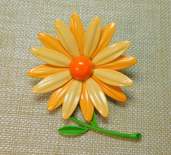 CLASSIC VINTAGE ORANGE / PEACH ENAMEL FLOWER DAISY METAL BROOCH ✨
