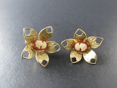 VINTAGE GOLD TONE CAMEO IN FLOWER EARRINGS ER23