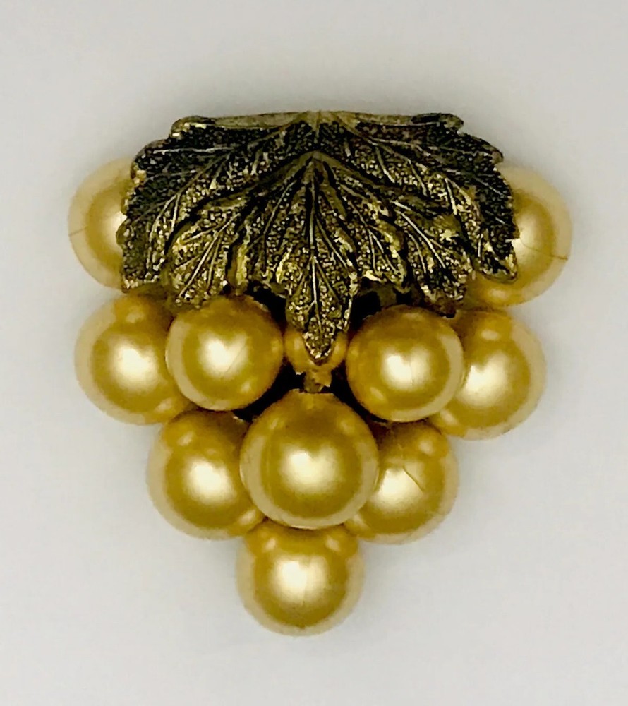 VINTAGE ART DECO PEARLIZED GRAPES METAL LEAVES FUR DRESS CLIP BROOCH