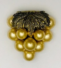 VINTAGE ART DECO PEARLIZED GRAPES METAL LEAVES FUR DRESS CLIP BROOCH