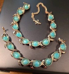 Vintage Lisner Aqua Cabochon/Goldtone Necklace/Bracelet Set