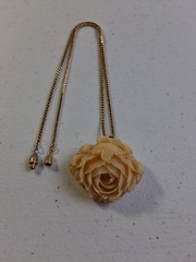 Vintage Peach Carved Rose Pendant With 18″ Goldtone Chain 1970s