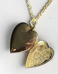 Vintage Flower Double Heart Photo Locket Pendant Necklace 18” Goldtone Chain