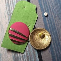 Vtg Unmarked Gold Tone Round Studded Earrings Pink Enamel W/Gold Stripes Costume